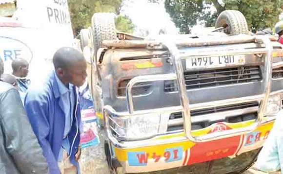 Ttakisi yasibidde ku mulyango gwa ssomero. Ttakisi yasibidde ku mulyango gwa ssomero.