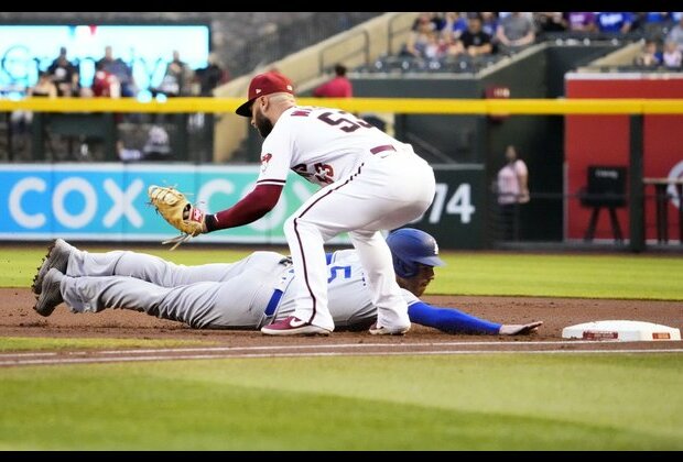 Diamondbacks push across two late runs to beat Dodgers