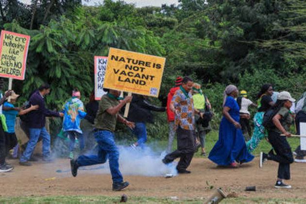 Ex-Kenyan chief justice arrested at protest (VIDEO)