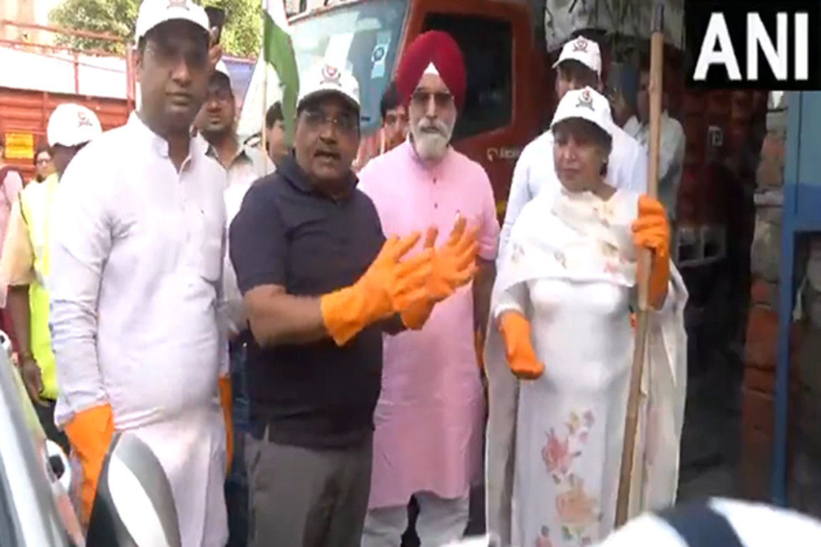 Delhi Mayor Raja Iqbal Singh, BJP MLA Satish Upadhyay participate in Swachh Bharat Mission