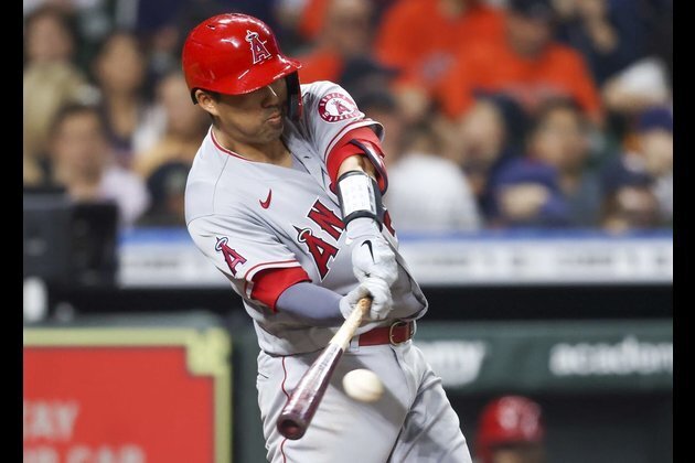 Angels C Kurt Suzuki leaves game with neck-area injury