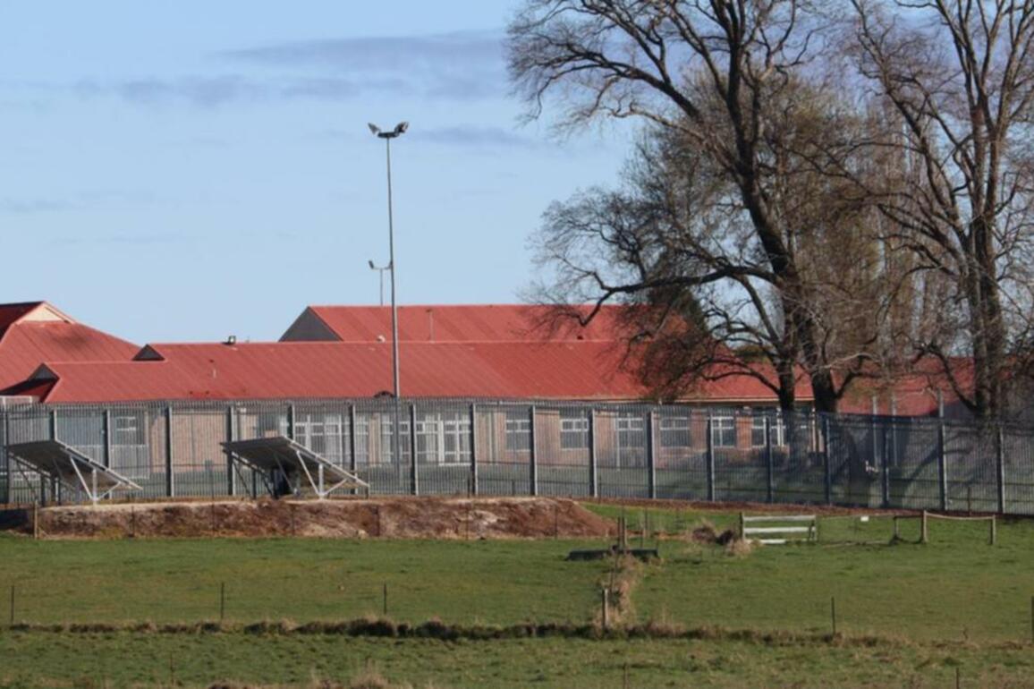 Troubled detention centre's closure delayed, again