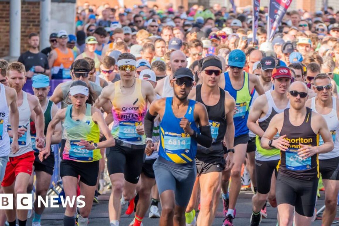Thousands come together for Rob Burrow Leeds Marathon
