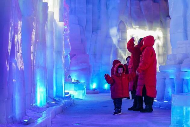 China's "Ice City" fuels summer boom with indoor attractions