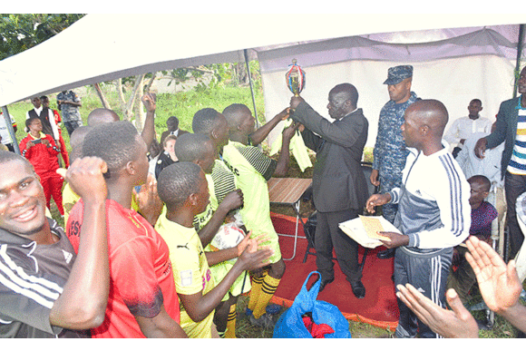 Ssekandi ng'akwasa abawanguzi ekikopo. Ssekandi ng'akwasa abawanguzi ekikopo.
