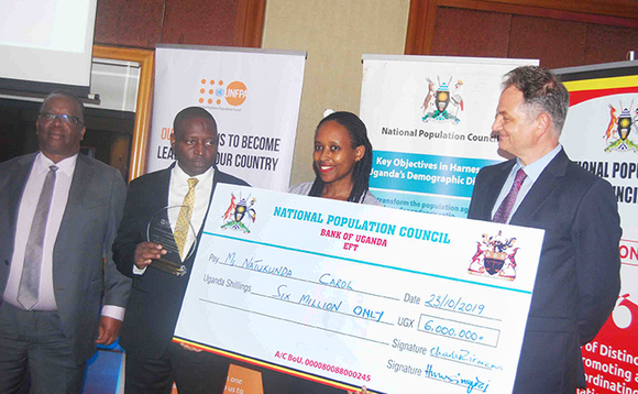 Carol Natukunda owa Vision Group ng'akwasibwa ceeke ya bukadde mukaaga oluvannyuma lw'okuwangula Bannamawulire , akutte engule ye minisita David Bahati eyabimukwasizza Carol Natukunda owa Vision Group ng'akwasibwa ceeke ya bukadde mukaaga oluvannyuma lw'okuwangula Bannamawulire , akutte engule ye minisita David Bahati eyabimukwasizza