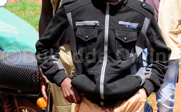 Omuserikale ng'awerekera Balonda oluvannyuma lw'okukwatibwa Omuserikale ng'awerekera Balonda oluvannyuma lw'okukwatibwa