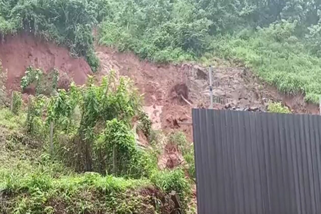 Keralam: Massive landslides triggered by heavy rainfall on Nadukani-Parappanangadi State Highway in Malappuram; traffic disrupted