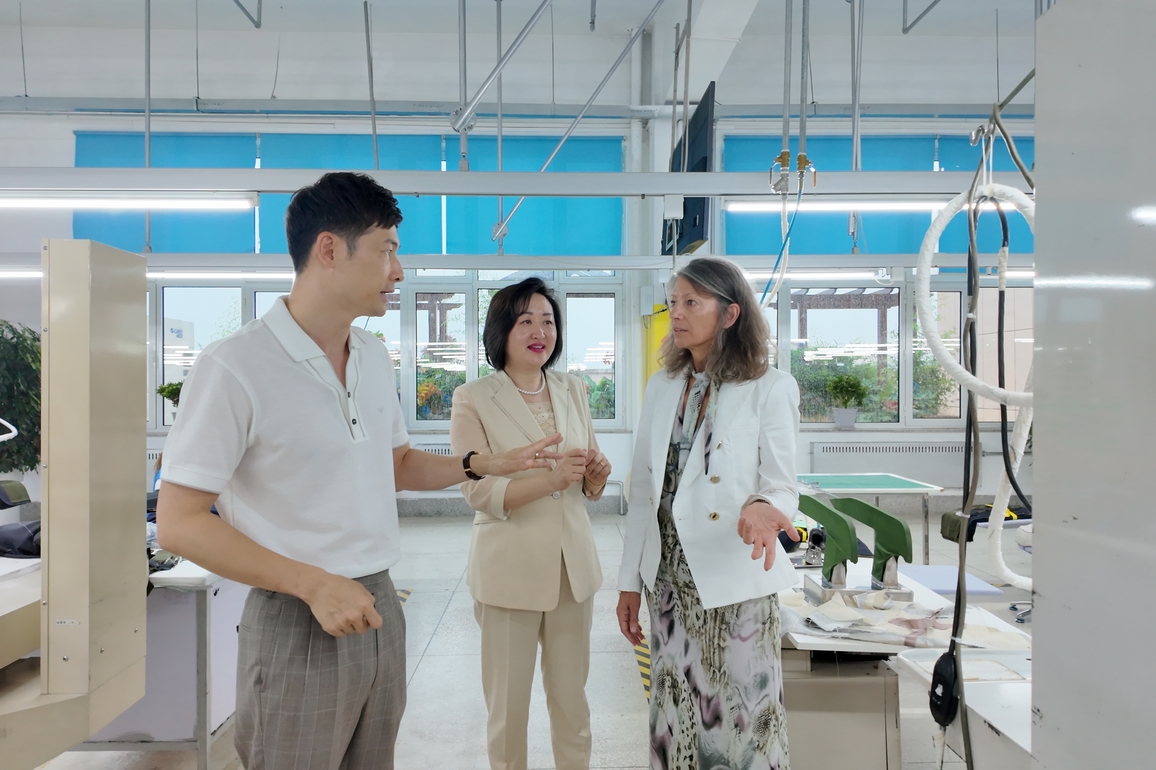 CHINA-LIAONING-DALIAN-ITALIAN FASHION DESIGNER-CLOTHING (CN)