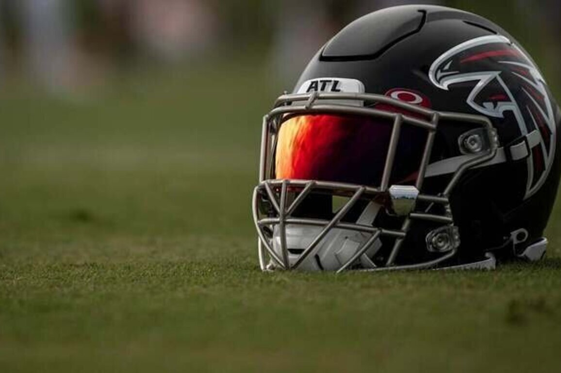 Atlanta Falcons dismiss LaTroy Lewis