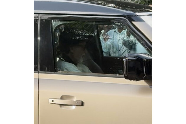 Amitabh Bachchan goes on a solo car drive after Sunday darshan
