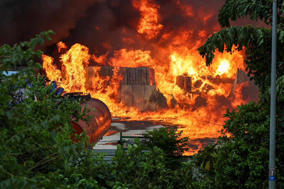 MALAYSIA-JOHOR-HUGE FIRE-OIL STORAGE FACILITY (CN)
