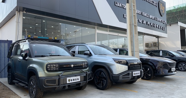 CAMBODIA - PHNOM PENH - ELECTRIC CARS