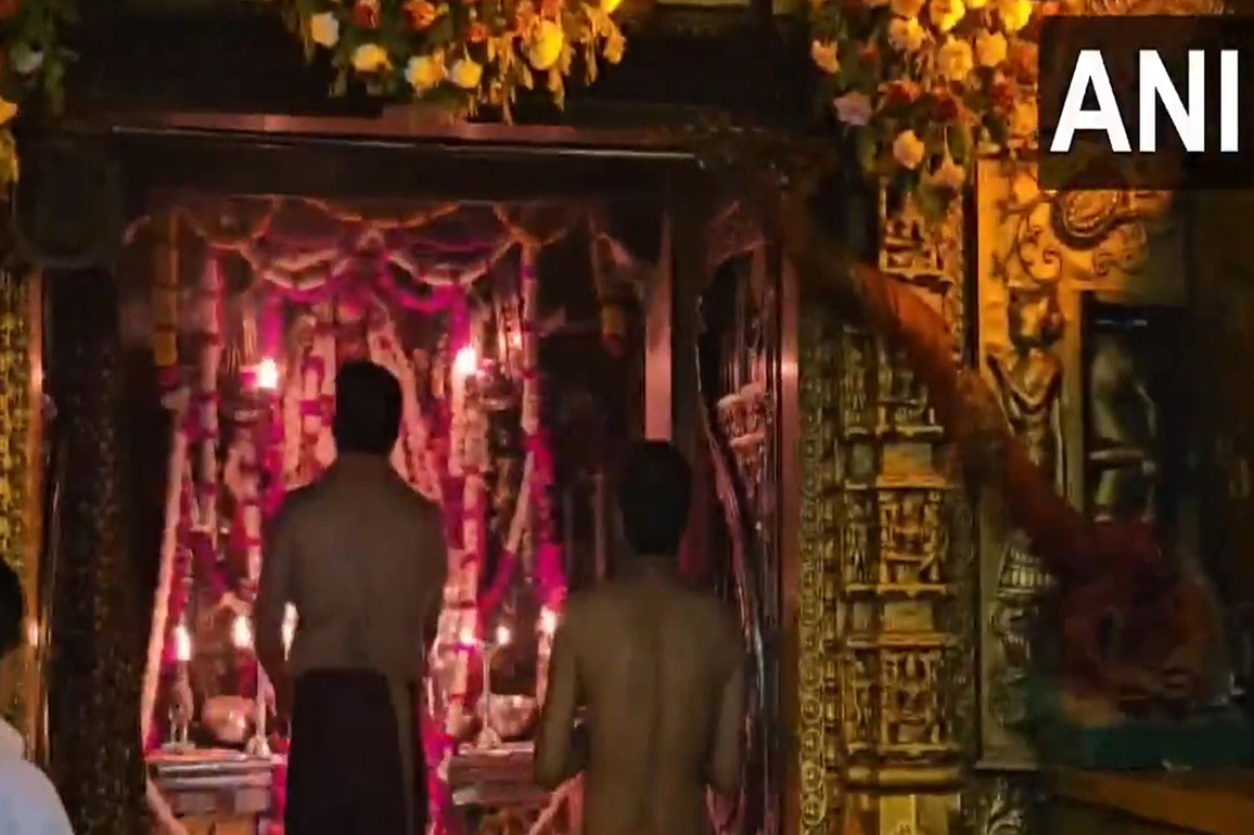 Devotees gather in big numbers to take part in Mangala aarti at Banaskantha's Ambaji temple