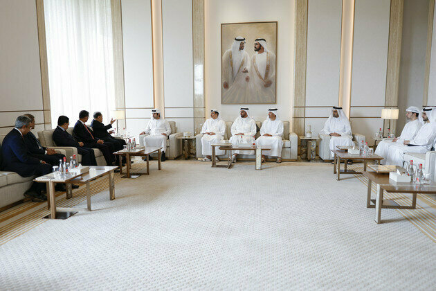 Maktoum bin Mohammed meets with Chairman of Bank of Singapore