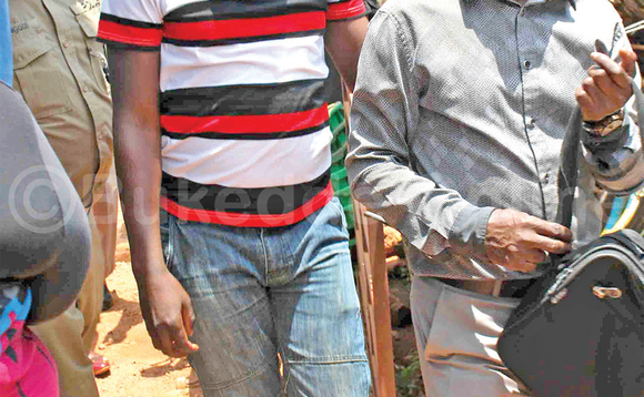 Ddamulira nga bamukunguzza okumutwala ku Poliisi Ddamulira nga bamukunguzza okumutwala ku Poliisi