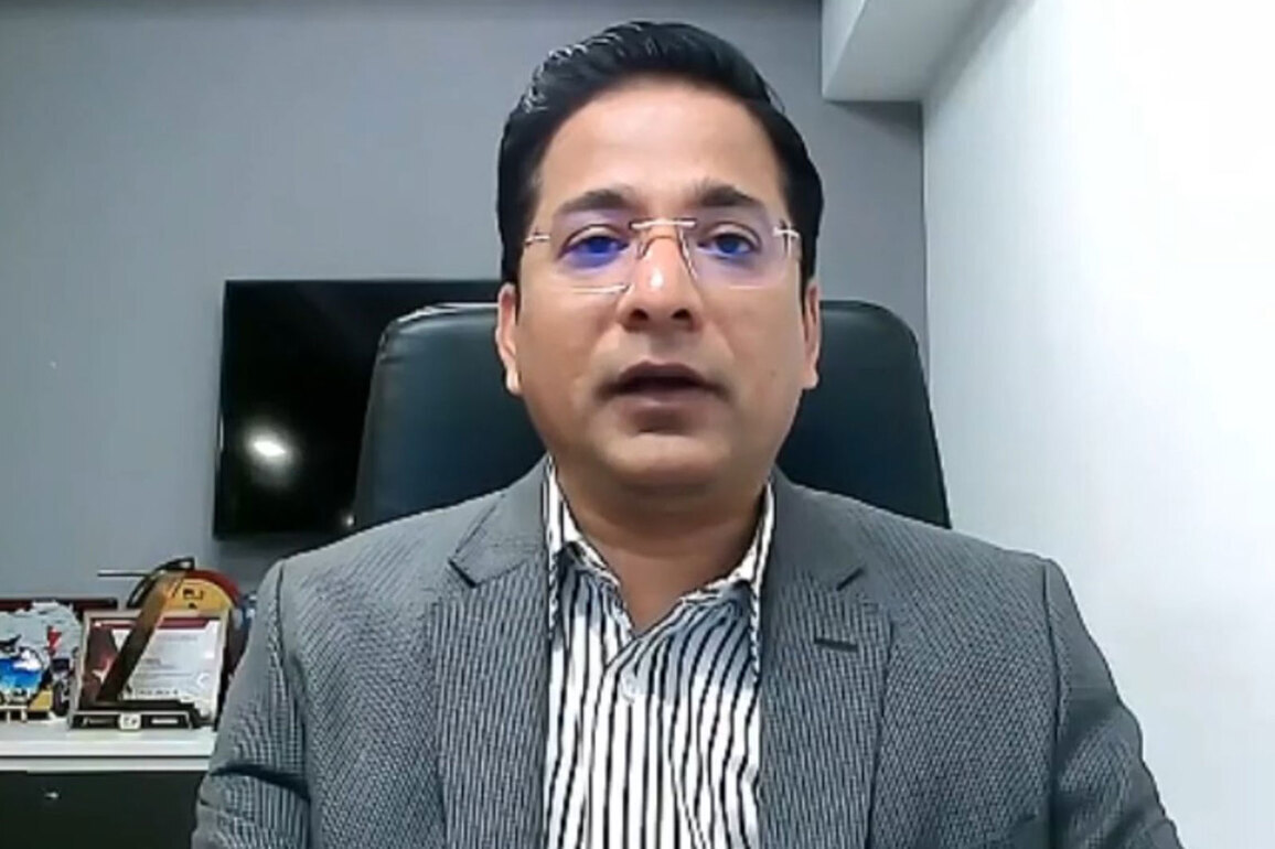 Share markets may remain in pressure for next few quarters amid crude and AI risks: Axis Direct's Rajesh Palviya