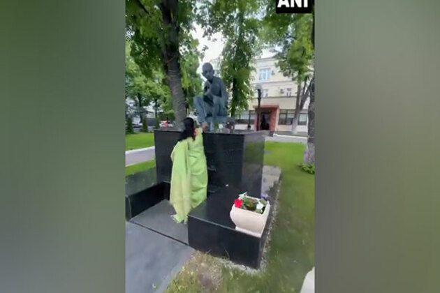 DMK MP Kanimozhi led all party delegation pays floral tribute to Mahatma Gandhi in Russia
