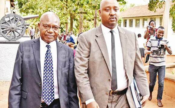 Stephen Mukweli (ku kkono) akulira bbanka ya Post Bank ne looya we ku kitebe kya bambega ba poliisi e Kibuli. Stephen Mukweli (ku kkono) akulira bbanka ya Post Bank ne looya we ku kitebe kya bambega ba poliisi e Kibuli.