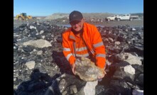  Beta Hunt GM Rob Walker with a sample of the new high-grade coarse gold discovery in the muck pile