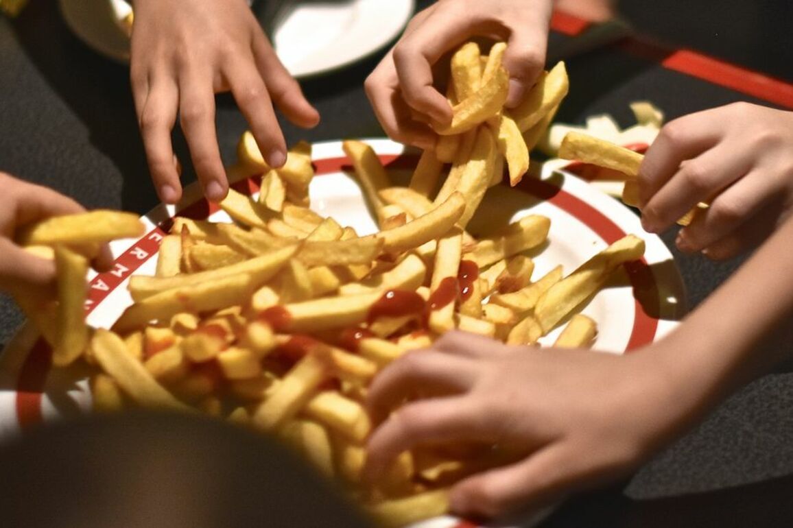 Almost one in five schools has five fast food outlets in walking distance