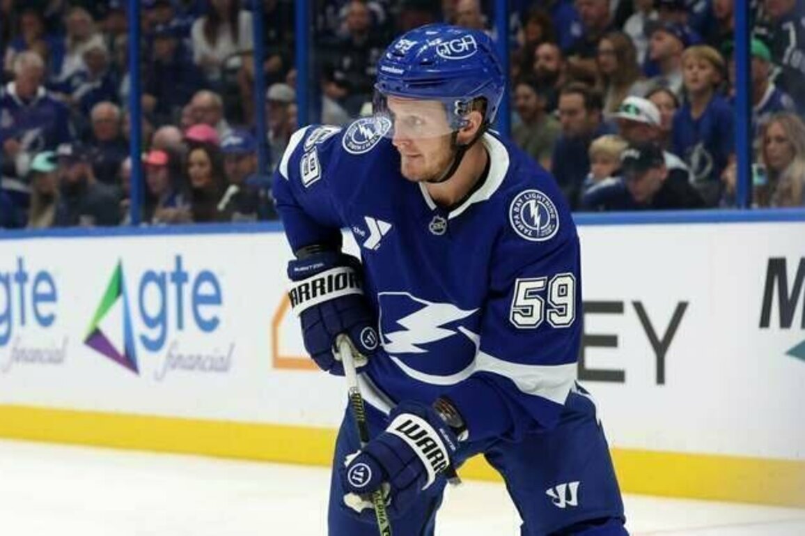 Out to shake slow start, Lightning face upstart Blackhawks