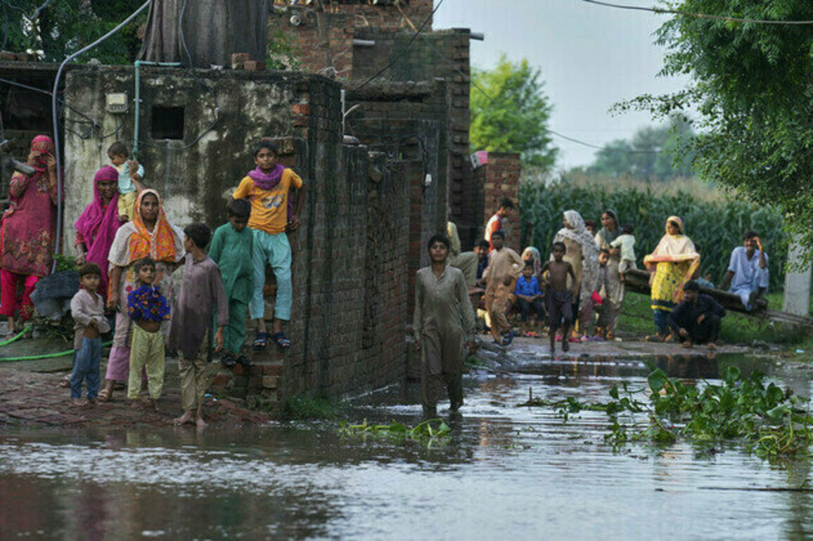 Mass evacuations after India issues flood alert to Pakistan