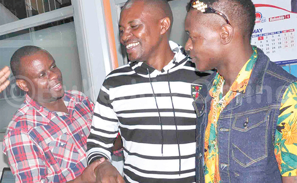 Balaam, Sseguya ne Chameleone (ku ddyo) eggulo oluvannyuma lw’okutabagana. Balaam, Sseguya ne Chameleone (ku ddyo) eggulo oluvannyuma lw’okutabagana.