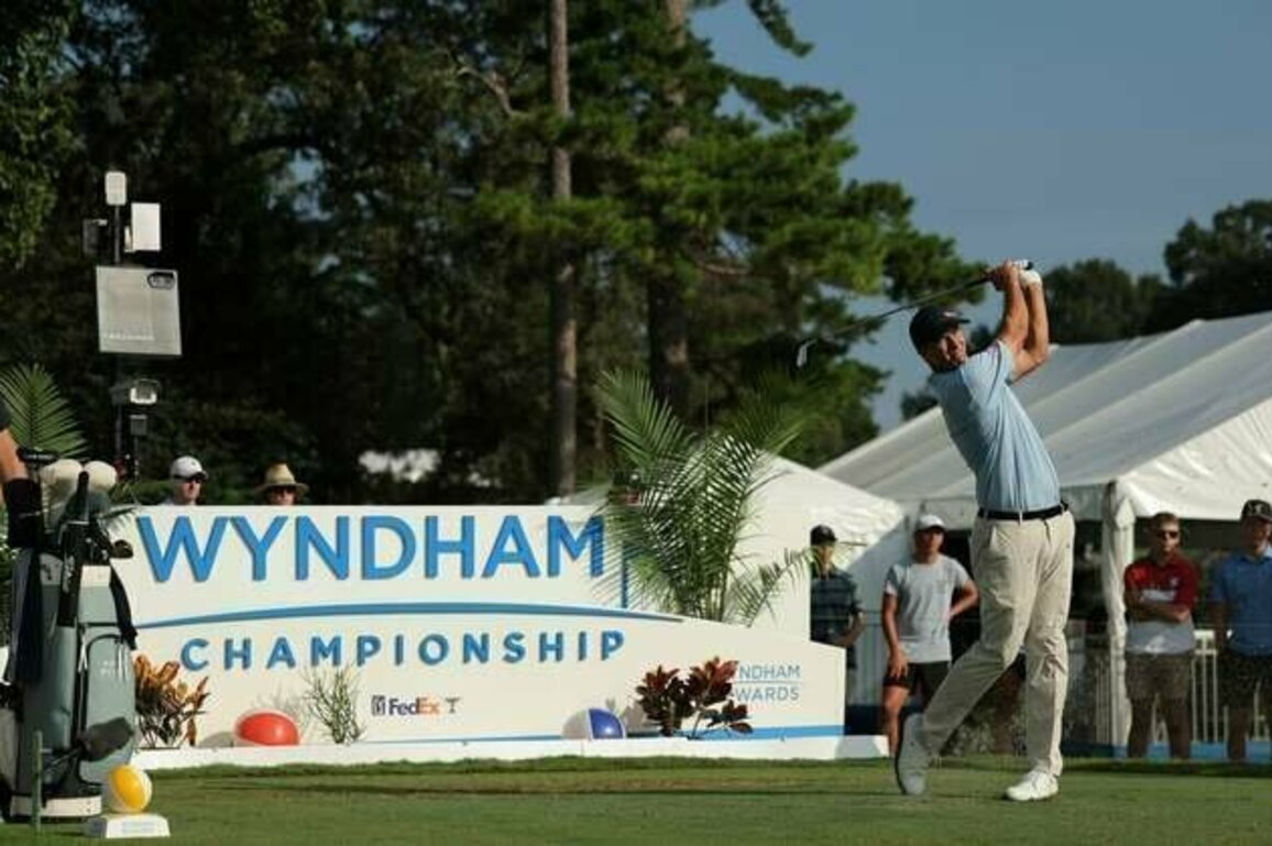 Great (Adam) Scott: Birdie binge keeps Wyndham lead, playoffs in sight
