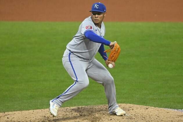 Reports: Brewers acquire lefty reliever Angel Zerpa from Royals