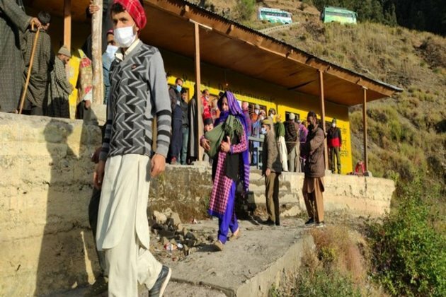 J-K: Many brave cold to cast votes in DDC elections
