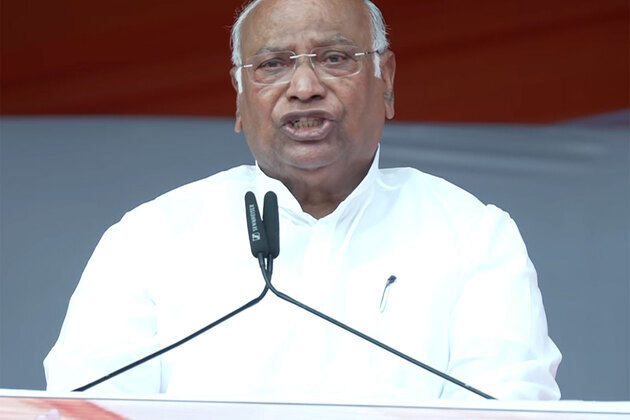 "You mortgaged India's self-respect to Trump" : Mallikarjun Kharge hits out at PM Modi during 'Kisan Maha Chaupal' rally in Bhopal