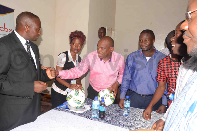 sekabembe interacts with officials from asaza teams hoto by ickson ulumba