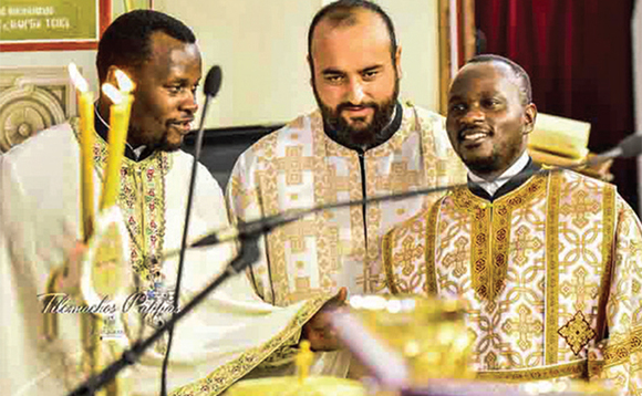 Dikoni George Balinnya ( ku ddyo) nga yaakayawulibwa ku kitiibwa kino. Ku kkono ye, Viika wa Klesia y’Abasodokisi mu Uganda, Rev. Fr. Paul Mutaasa naye eyeetabye ku mukolo guno. Dikoni George Balinnya ( ku ddyo) nga yaakayawulibwa ku kitiibwa kino. Ku kkono ye, Viika wa Klesia y’Abasodokisi mu Uganda, Rev. Fr. Paul Mutaasa naye eyeetabye ku mukolo guno.