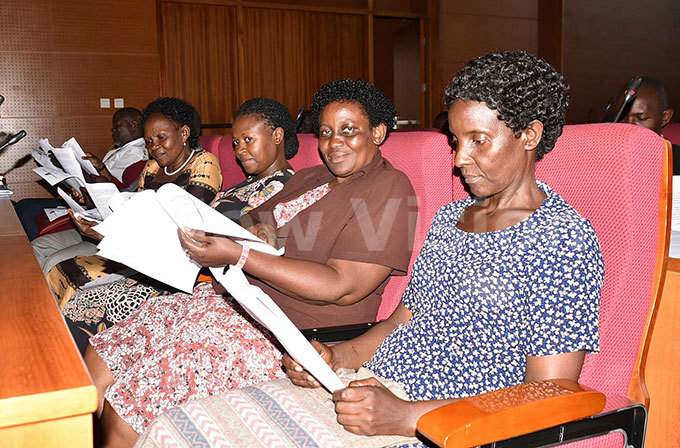  uests peruse through the rade  teachers results during the release at the ffice of the rime minister hoto by aria amala