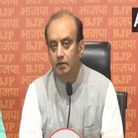 "Gair mullah iss kadar pyaaj khaane mein laga hai...": BJP's Sudhanshu Trivedi slams Rahul Gandhi's "surrender" remarks