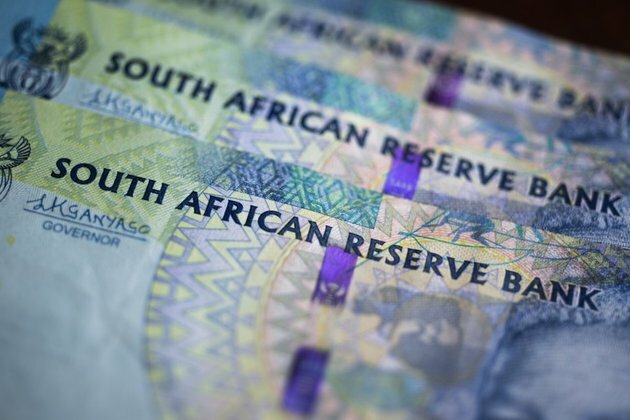Rand strengthens to below R17/$