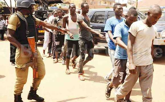 Abamu ku bavubuka ba Kifeesi poliisi be yakutte nga beekobaanye okumenya n’okubba embuzzi n’enkoko za bannaabwe abaava mu bubbi, Gen Kayihura bye yabawa. Abamu ku bavubuka ba Kifeesi poliisi be yakutte nga beekobaanye okumenya n’okubba embuzzi n’enkoko za bannaabwe abaava mu bubbi, Gen Kayihura bye yabawa.