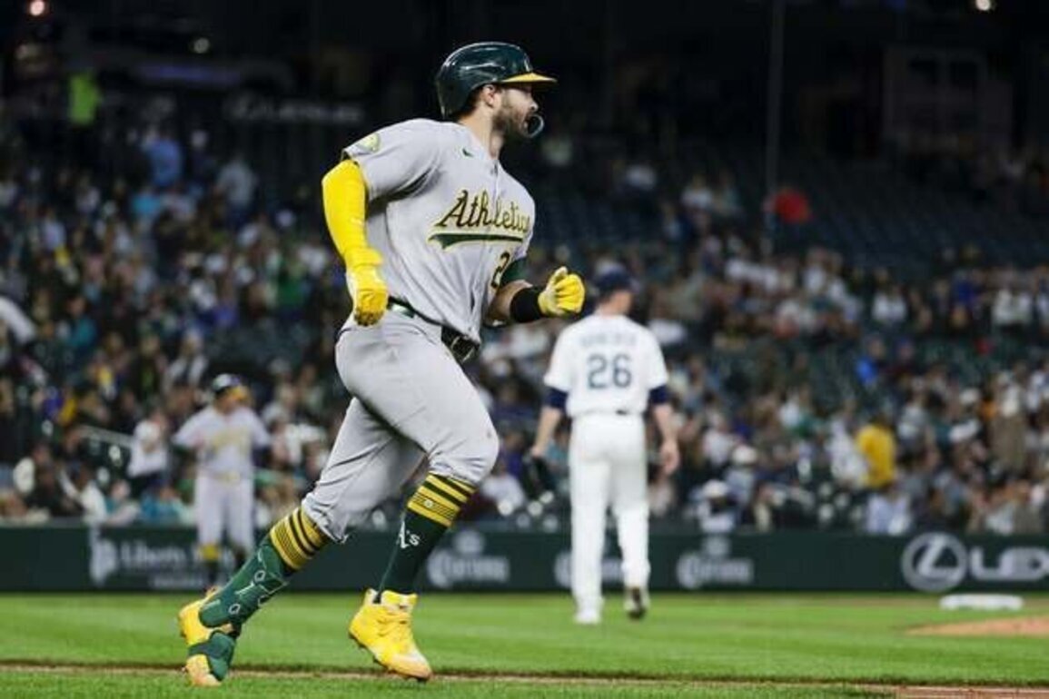 Mariners' stadium reminds A's of their goal: AL West title