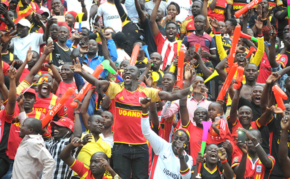 Abawagizi nga bajaganyizza ggoolo ya Emma Okwi eyawadde Cranes obuwanguzi obusookedde ddala ku ttiimu ya Egypt. EKIF: SILVANO KIBUUKA Abawagizi nga bajaganyizza ggoolo ya Emma Okwi eyawadde Cranes obuwanguzi obusookedde ddala ku ttiimu ya Egypt. EKIF: SILVANO KIBUUKA
