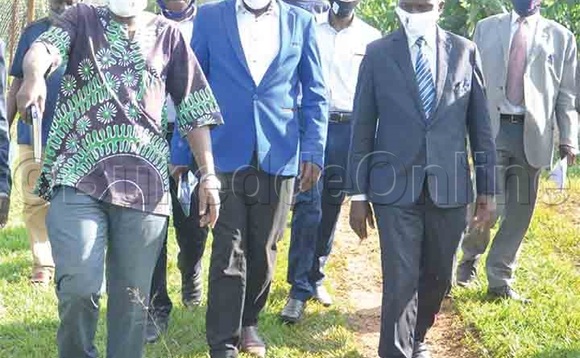 Decolas Kiiza, amyuka akulira emirimu mu FUFA, ng'alambuza abaakakiiko k'Amasaza. Wakati ye Ssejjengo ne Ssekabembe (amuddiridde mu ssuuti). Decolas Kiiza, amyuka akulira emirimu mu FUFA, ng'alambuza abaakakiiko k'Amasaza. Wakati ye Ssejjengo ne Ssekabembe (amuddiridde mu ssuuti).