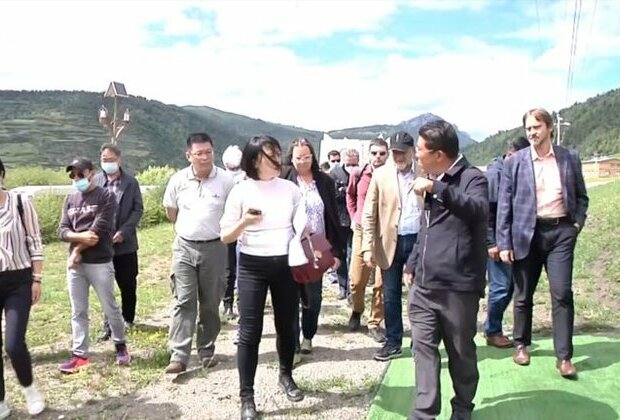 Foreign Diplomats Given Staged ?Tour? of Tibetan Areas in Sichuan