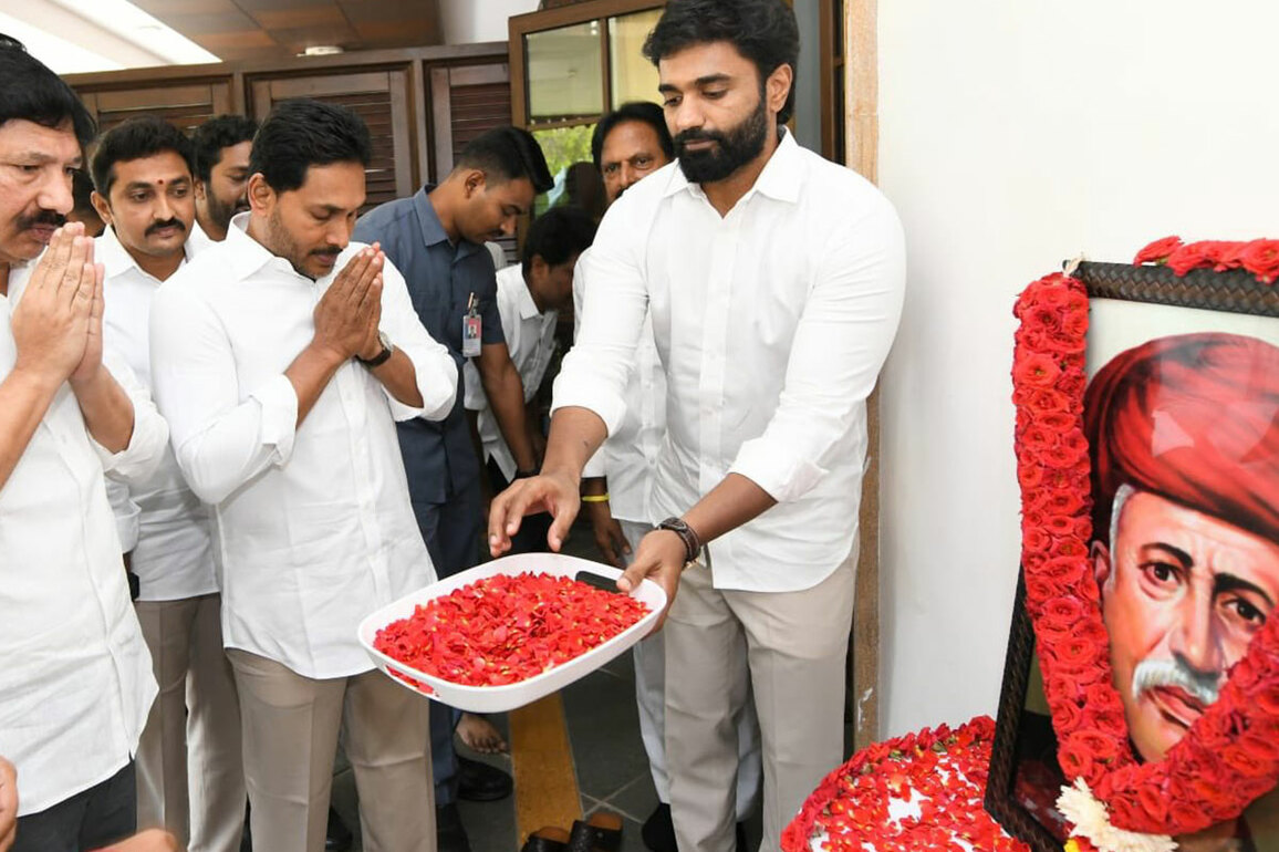 YSRCP president pays tribute to Jyotirao Phule on his 197th anniversary