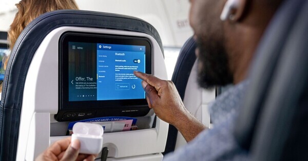 United Airlines expands Starlink Wi-Fi rollout with first transatlantic widebody flight