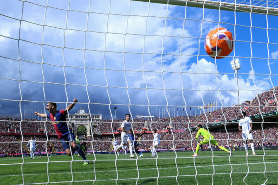 Barcelona close in on league title after defeating Madrid 4-3