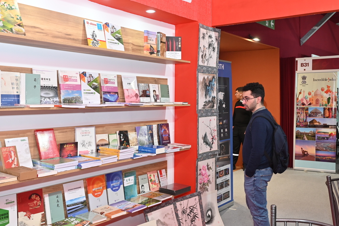 MOROCCO-RABAT-BOOK FAIR-READING CHINA
