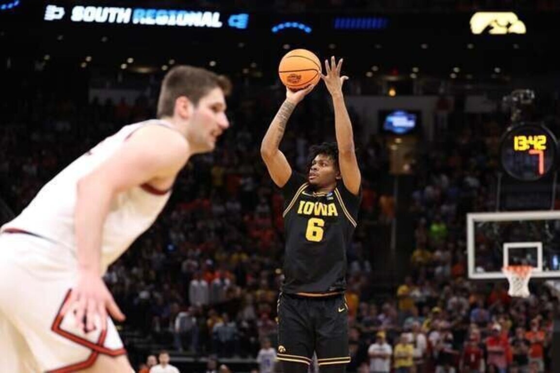 Iowa's Tavion Banks declares for NBA draft, hopeful of return to Hawkeyes