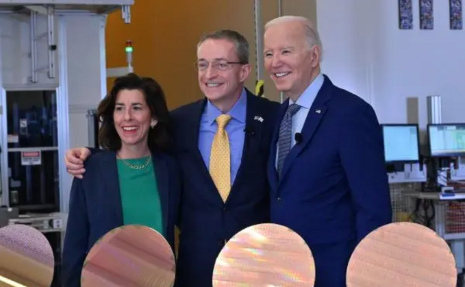 Intel freut sich über staatliche Subventionen: Intel-CEO Gelsinger mit US-Präsident Biden.