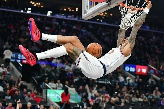 Kawhi Leonard powers for 30 as Clippers defeat Trail Blazers