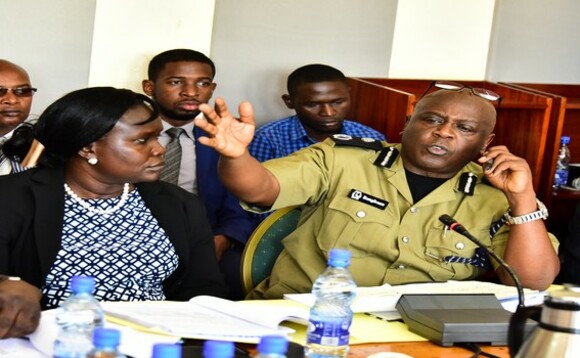 Akulira bambega ba Polisi, Grace Akullo ne Bangirana omukungu wa poliisi nga bali mu kakiiko ka palamenti Akulira bambega ba Polisi, Grace Akullo ne Bangirana omukungu wa poliisi nga bali mu kakiiko ka palamenti